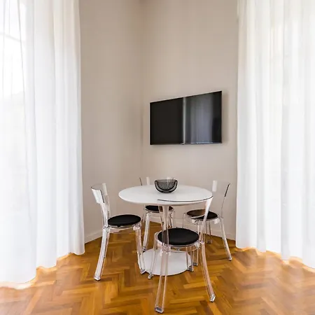Thelos Apartament *